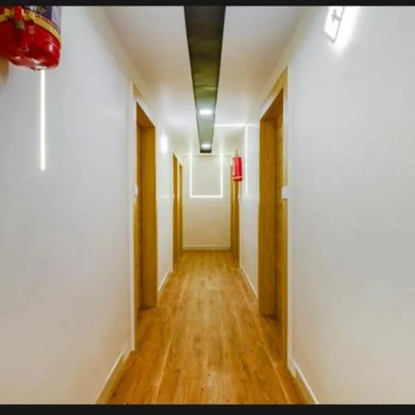 HOTEL SAFARI INN، فندق في أحمد آباد
