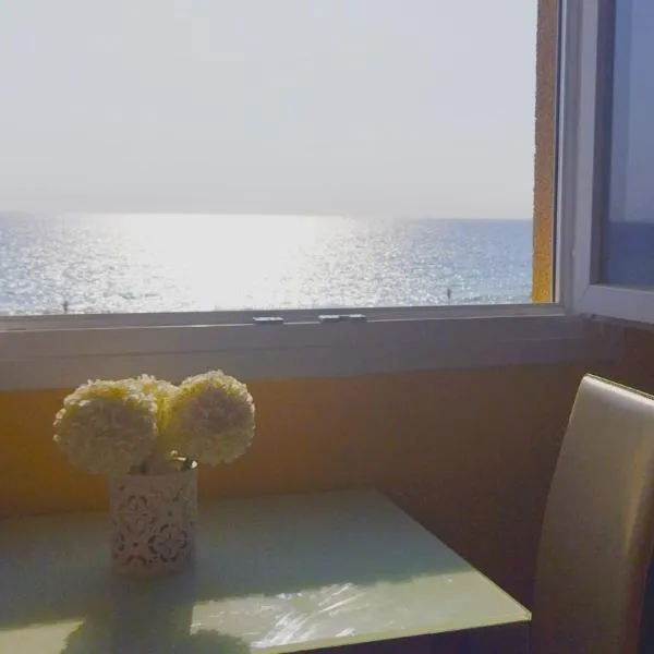 Primera línea, magníficas vistas al mar y a la playa – hotel w mieście Retamar