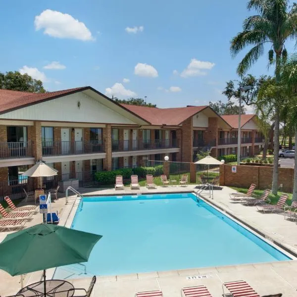 Ramada by Wyndham Temple Terrace/Tampa North, hotel in Thonotosassa