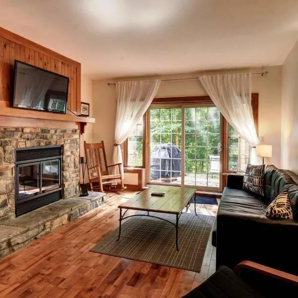 Cozy Condo - Ski-in/out - Fireplace - In nature, hotel en Mont-Tremblant