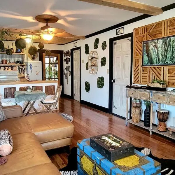Cozy AF Jungle-House Hideaway, hotel v destinaci Tampa