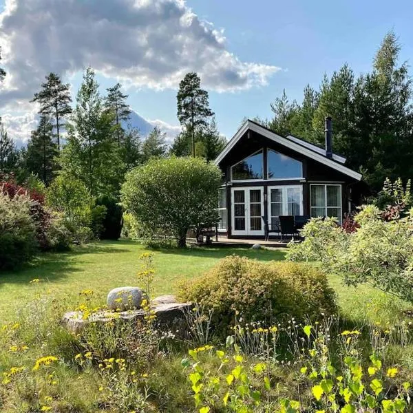 Cozy cabin w/garden, BBQ, canoe, swimming, central, hotelli kohteessa Moland