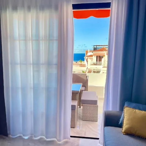 Luxury Diamond - Ocean view, Big terraces, Air Con, Wifi, hotel in Los Cristianos