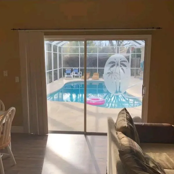 팜 코스트에 위치한 호텔 Guest house withl kitchen living room 65" tv solar heated pool