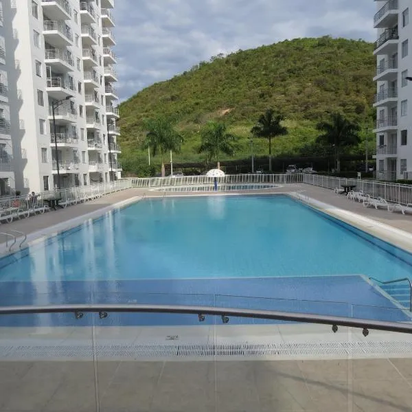 Espléndido y Fantástico Apartamento en Girardot. 4 Piscinas, WiFi, Parque infantil, Parqueadero privado., Hotel in Coello