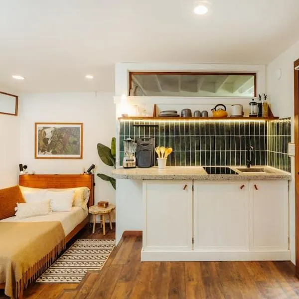 The Pohaku Studio at The Koi House, hotel v destinaci Kailua-Kona