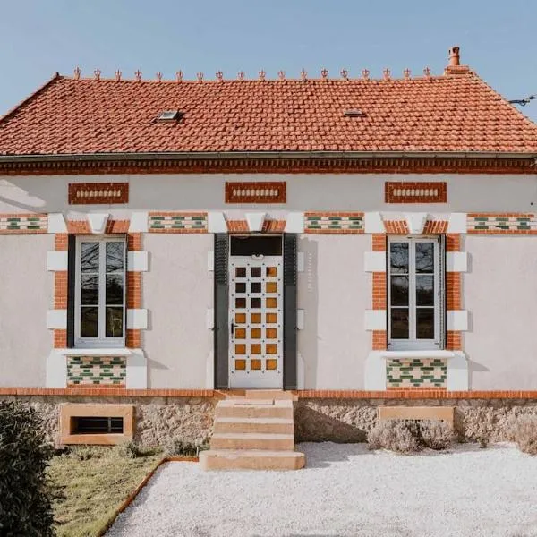 Maison avec jacuzzi, hotel in Luzy