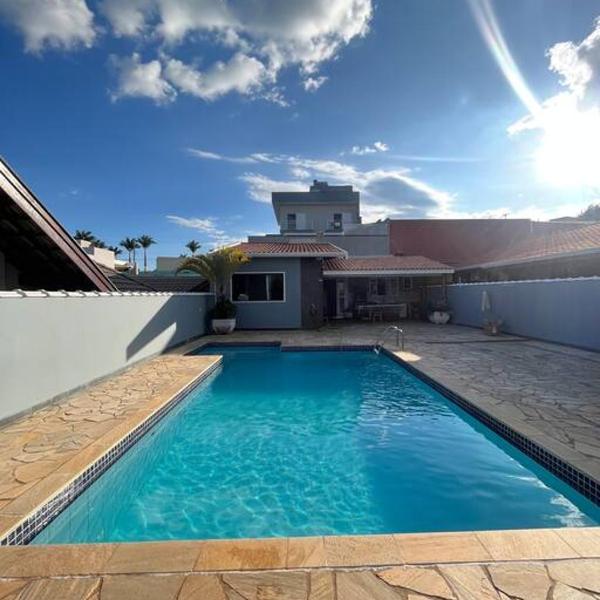 Casa com piscina em condomínio fechado