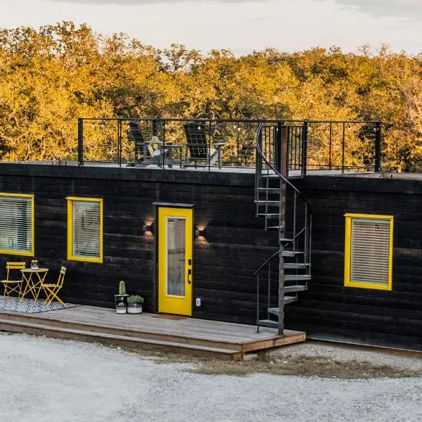 New The Yellow Beacon-Luxury Shipping Container、フレデリックスバーグのホテル