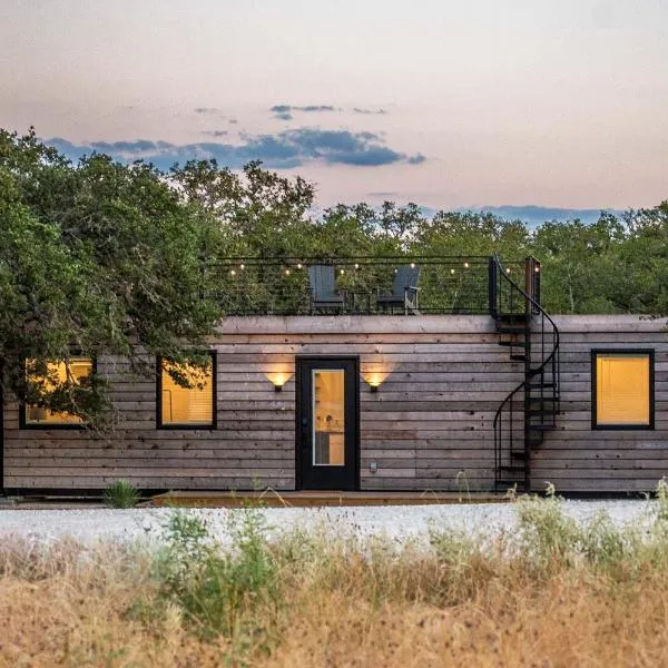 New! The Texas Longhorn-Luxury Container Home, hotel v destinaci Fredericksburg