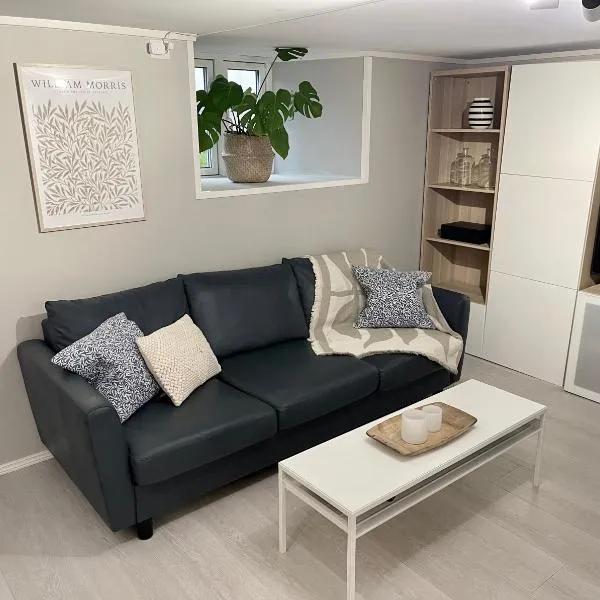 One bedroom basement apartment in the city, hotel in Tromsø