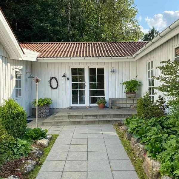 Idyllically Situated Wooden House By The Forest, hotel v destinaci Viborg