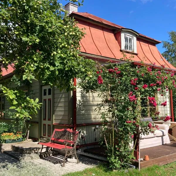 Cozy private house with patio near the beach!, hôtel à Pärnu
