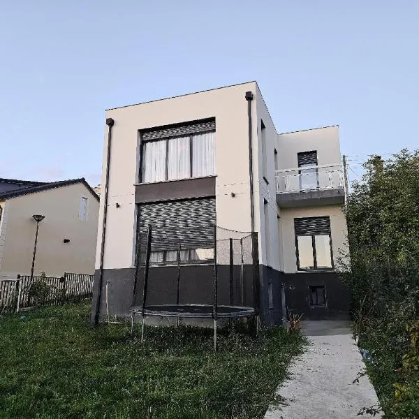 Spacious T3, Free Parking, Garden, Near Paris – hotel w mieście Argenteuil