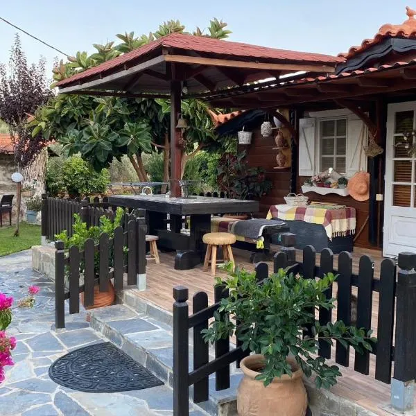 A wooden house in Kardamyla, hotel v destinaci Kardhámila