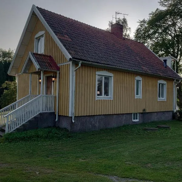 Stålemara Gård Lilla gula huset på landet, hotel v destinaci Fågelmara