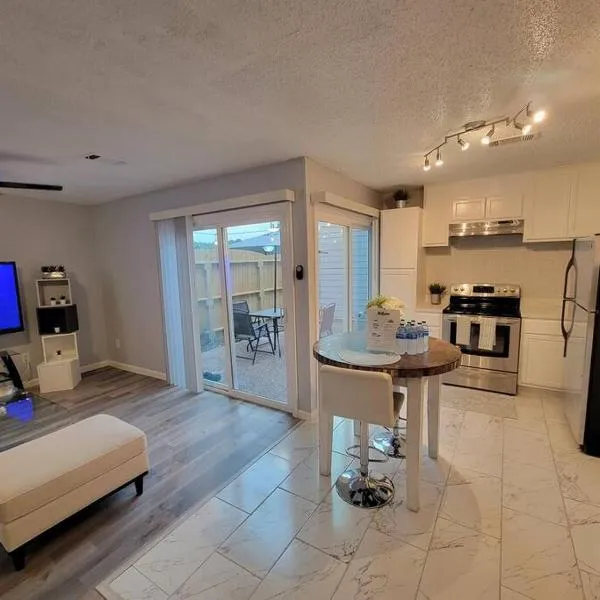 Spacious n Cozy 3 Bedroom // 15 min from Downtown, hotel v destinaci Houston