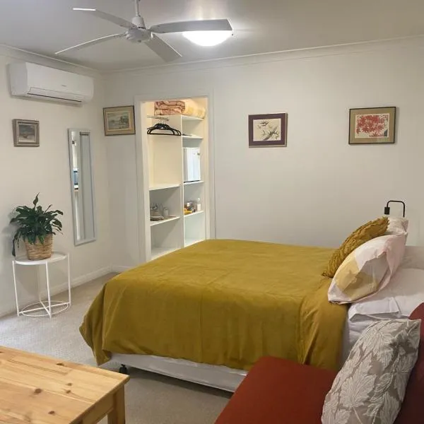 Private Room with Ensuite, hotel in Jerrawa