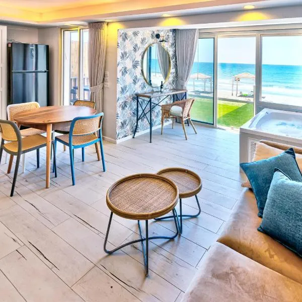 בית חוף מושלם עם גקוזי ומרפסת - Beachside Bliss W jacuzzi, hotel v destinaci Haifa