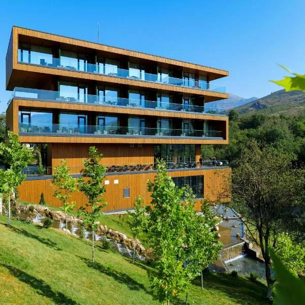 Hotel Uji Ftohte Tepelene: Tepelenë şehrinde bir otel