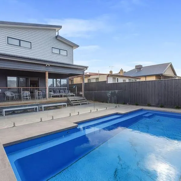 Contemporary Coastal Escape with Sparkling Pool, hotel in Rosebud