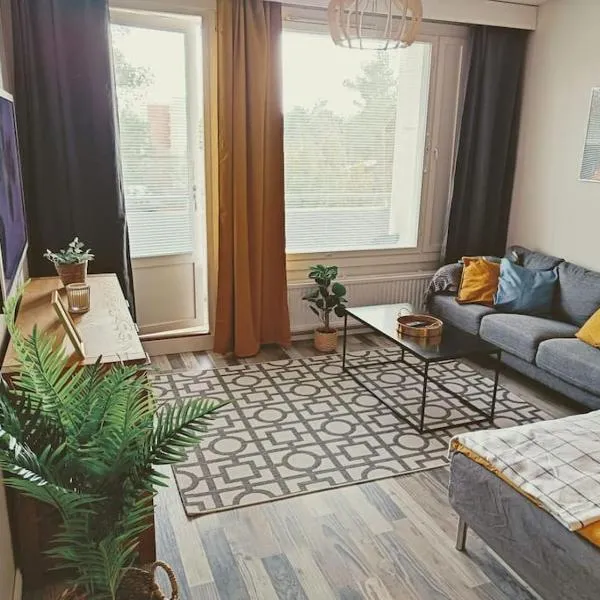 Valoisa yksiö parvekkeella, Hotel in Raisio