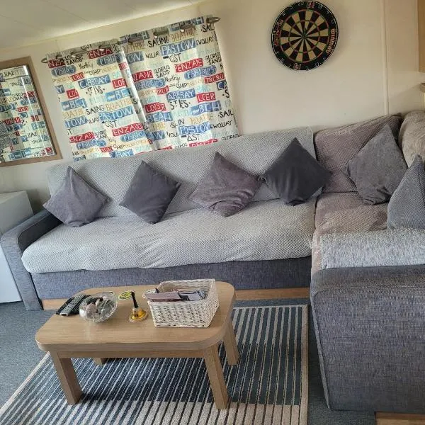 Arual Caravan Manor House Park. Allonby, Cumbria, hotel en Maryport