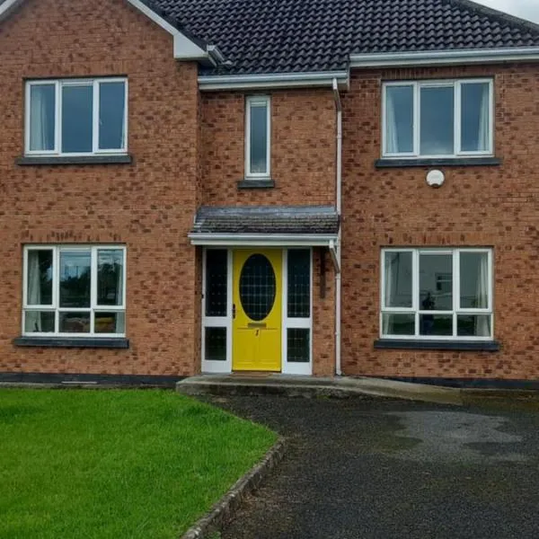 1 Cartrun Breac N39D7H6 Opposite Longford Rugby Club - See the Yellow Door, hotel in Longford