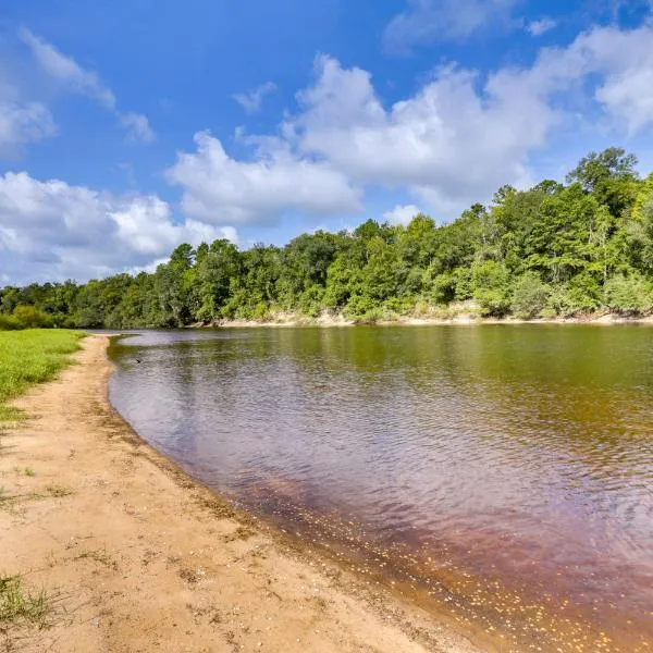 Riverfront Florida Escape with Grill and Fire Pit!, hotel in Tallahassee
