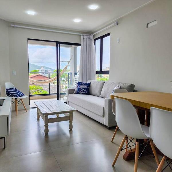 Apartamento novo com 3 quartos e 3 banheiros.
