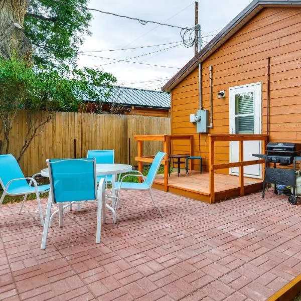 Quaint Cody Cottage with Grill Walk to Downtown!, hotel v destinaci Cody