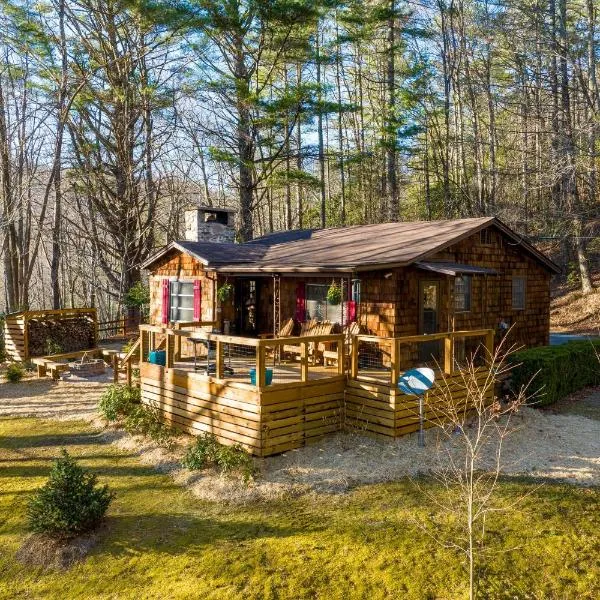 Fire Pit, Grill, and Views Cashiers Getaway!, hotel in Cashiers