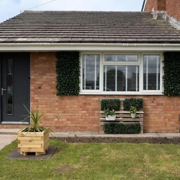 Modern, Spacious & Cosy Bungalow in Keynsham، فندق في كينشام