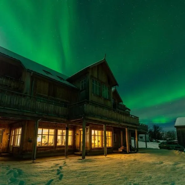 Amazing and secluded northern light apartment near sea and city!, hotel di Storsteinnes