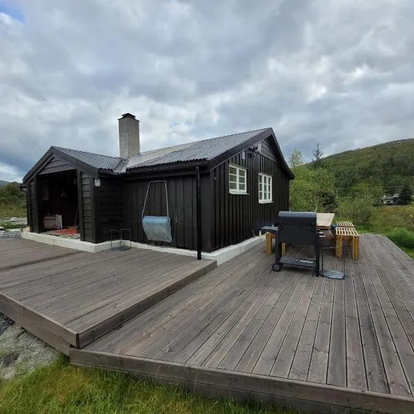 Tangen - cabin with 4 bedrooms - great nature, hotel in Norheimsund