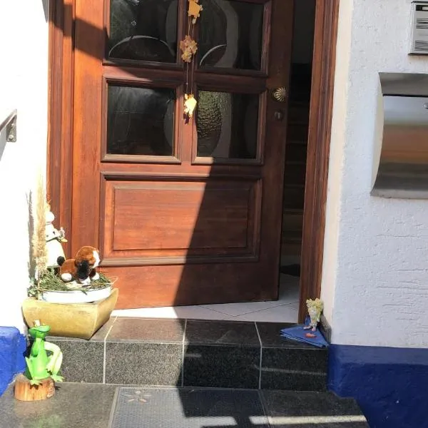 Doppelzimmer erste Etage Richtung Garten in Privathaus mit Terasse und Kinderzimmer, hotel em Winningen