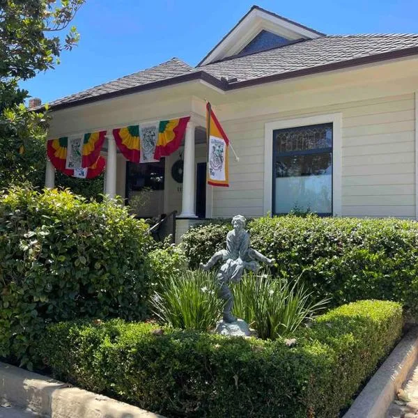 Upscale Downtown Home Walk to Beach shops Bars 2, hotel v destinaci Santa Barbara