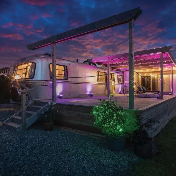 American Airstream - Blossom Farm - Tiers Cross, hotel in Johnston