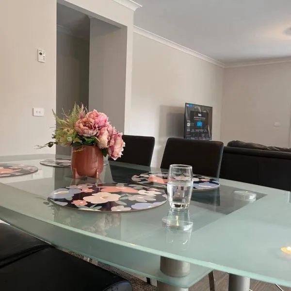 Spacious 4 bedroom home in Weir Views near Warrawong Estate, hotel v destinaci Melton