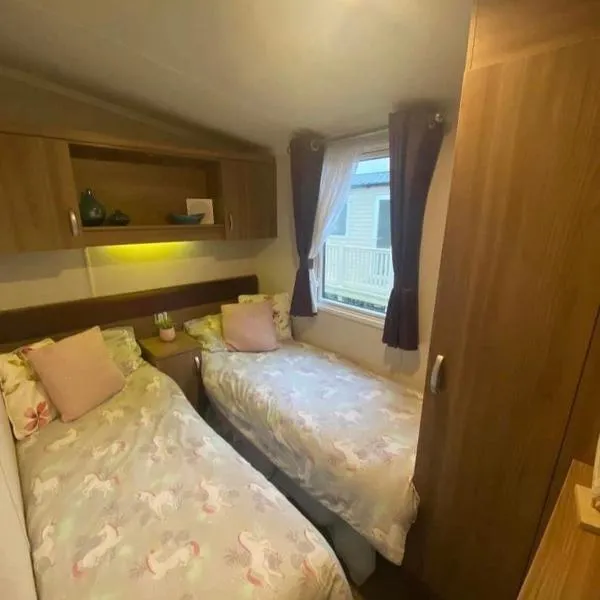 Tenby - Kiln Park caravan hire, hotel in Pembrokeshire