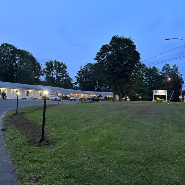 Heart of the Berkshires Motel, hótel í Pittsfield