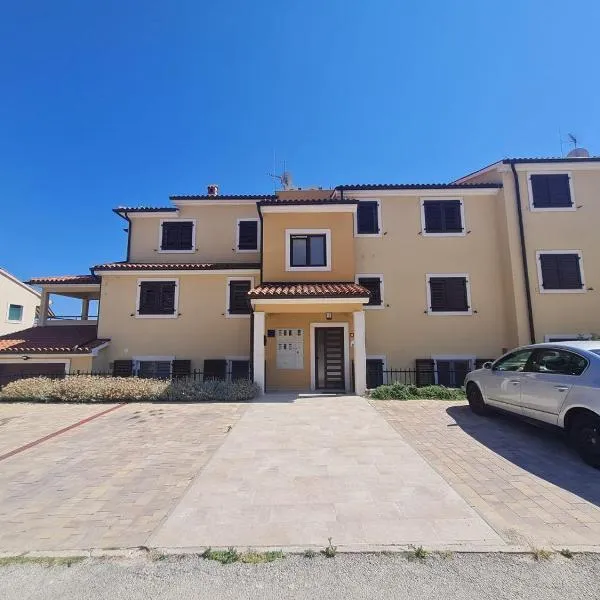 Omega Apartments, hotel in Premantura