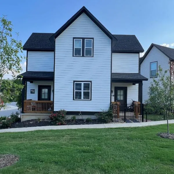New Centennial Park Luxury Smart Home w Courtyard, hotel in Fayetteville