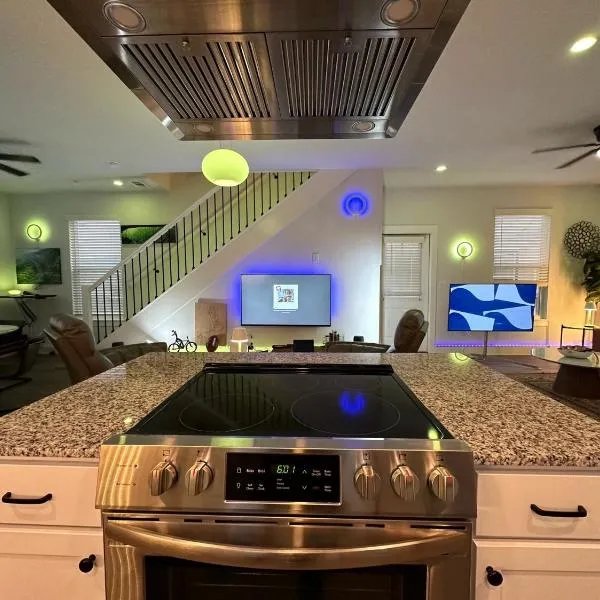 New Centennial Park Luxury Smart Home w Courtyard โรงแรมในเฟย์เอตต์วิลล์