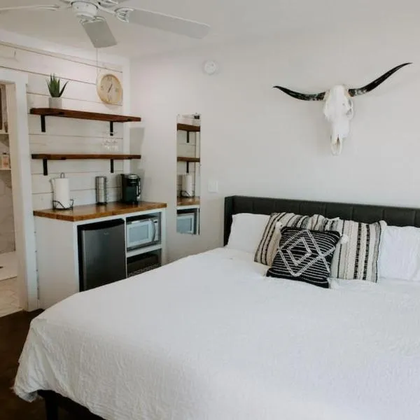 Downtown Studio 3 at Beer Ranch Project Inn, hotell i Wimberley