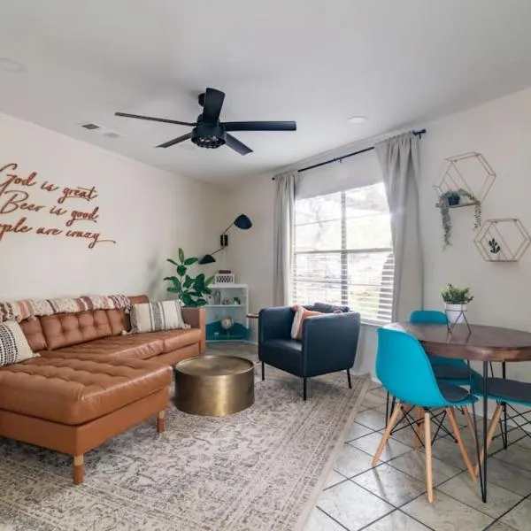 Downtown Lonestar Bungalow at Beer Ranch Project, hotel v destinaci Wimberley