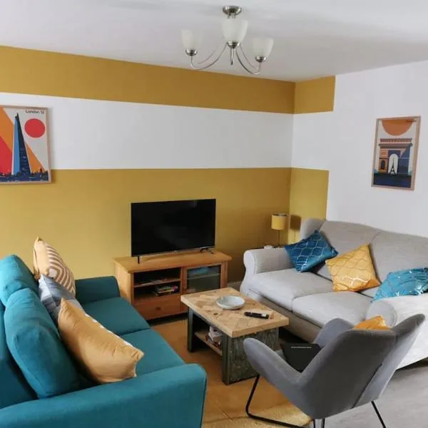 Modern Roomy 3 BR Home Pershore, viešbutis mieste Peršoras