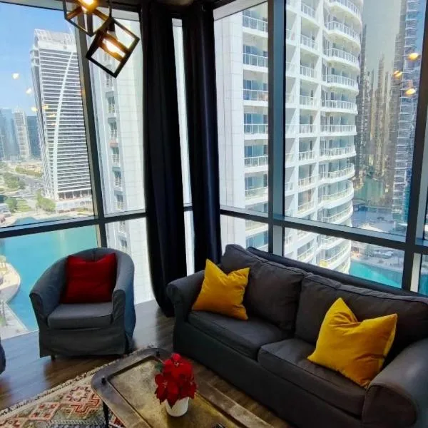 La Buena Vida Holiday Homes - Luxe 1BD, boutique apt full lakeview 1m to Metro, Lake & Almas Tower, hotel in Dubai
