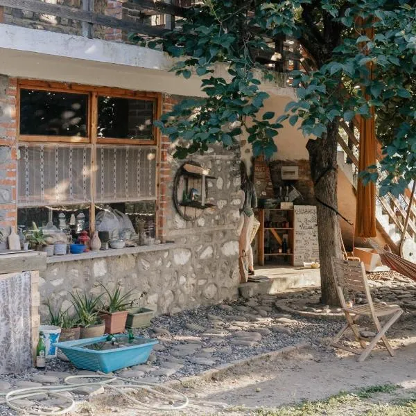 The house in the village，Pëllumbas的飯店