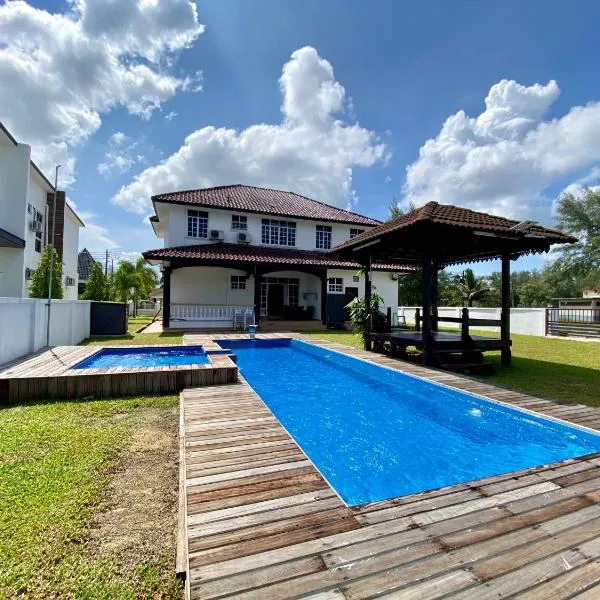 Riverside Bungalow with Pool at Koliba, Casa del Fiume, hotel di Kuala Terengganu